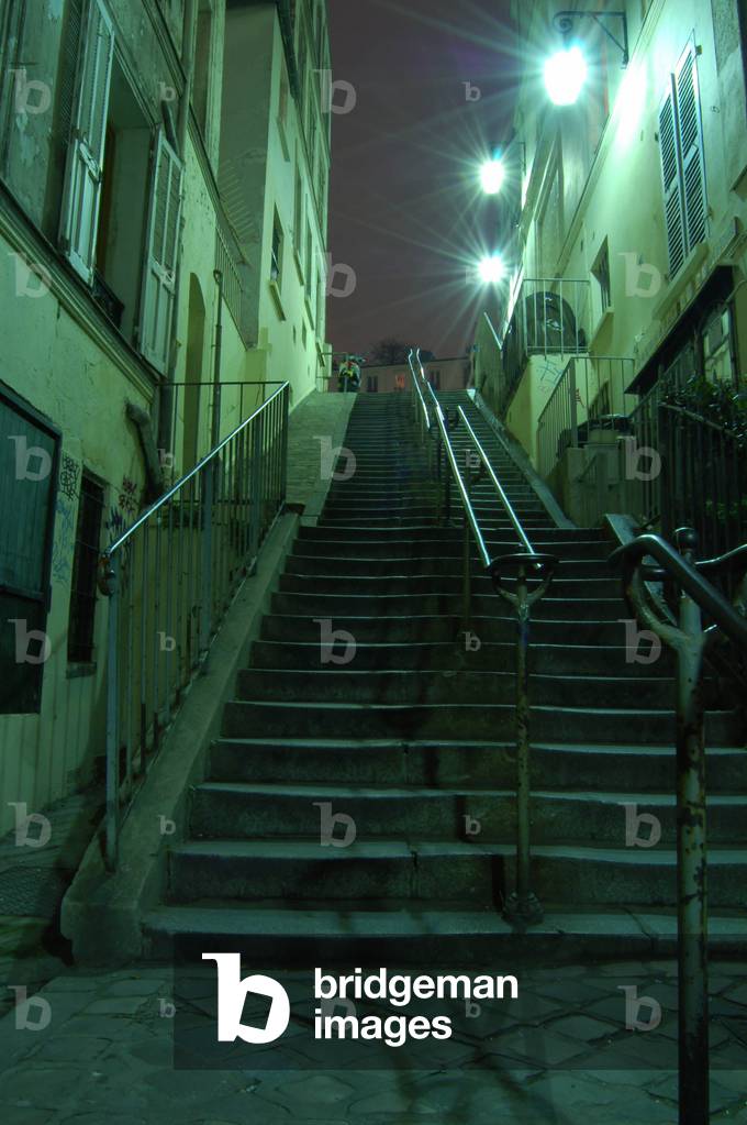 Rue de Paris la nuit, Montmartre district. Photography.