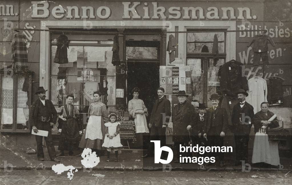 Benno Kiksmann - Jewish Clothes shop; family and staff in front of shop