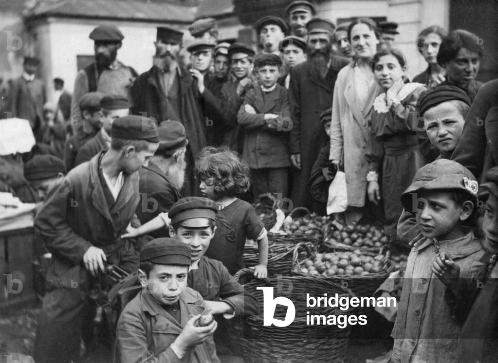 Russian-Polish Jews in a Market Place, c.1916-18 (b/w photo)