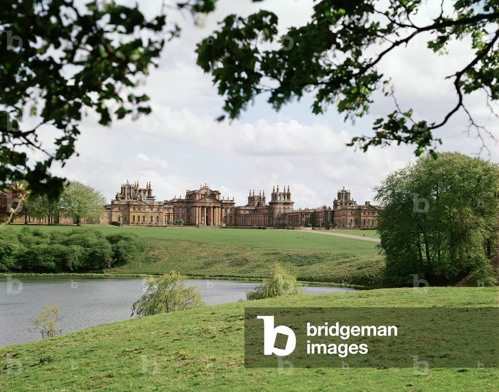 View from across the lake of Blenheim Palace, Oxfordshire (photo)