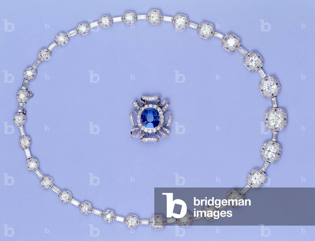 Collana di diamanti edoardiana e spilla a grappolo con lavorazione a nastro di diamanti e zaffiri