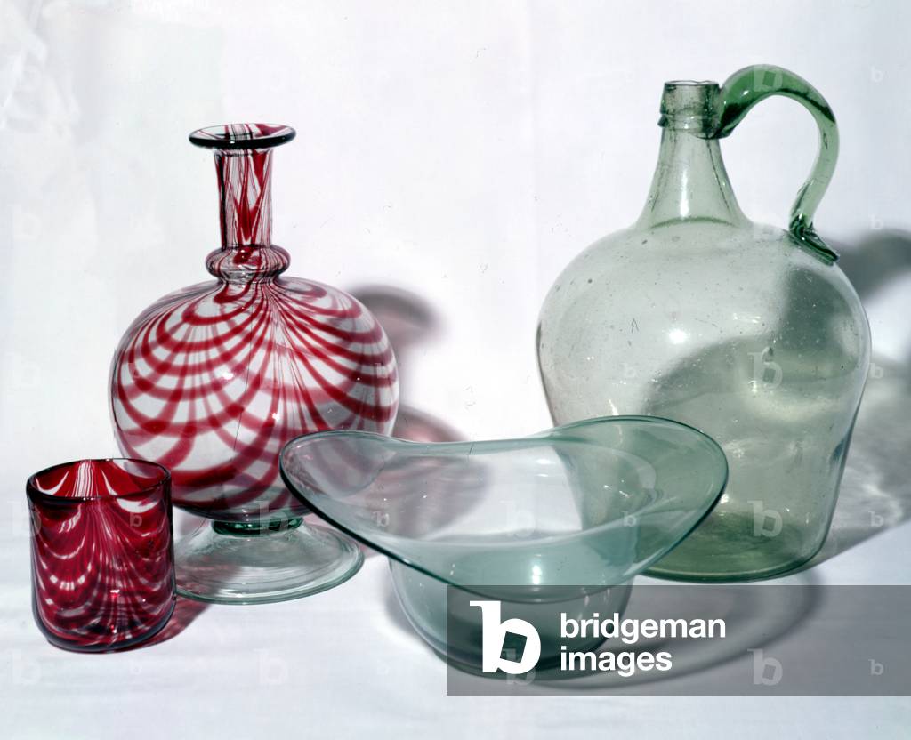 Nailsea Glas gestreifte Karaffe und Becher, grüner Glas Apfelkrug und Hut, Mitte des 19. Jahrhunderts