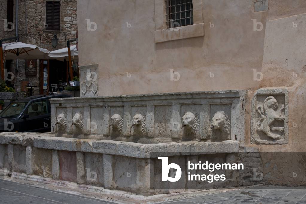 Water fountain, Assisi, Italy (photo) 
