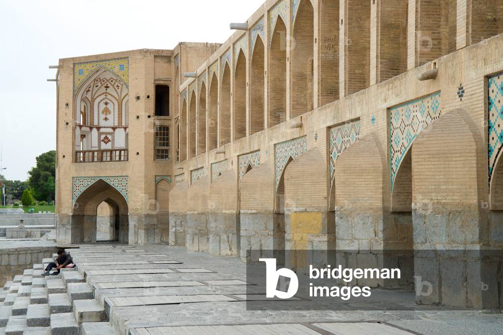 Isfahan, Khaju Bridge (the river Zayandeh is temporarily dry) (photo)