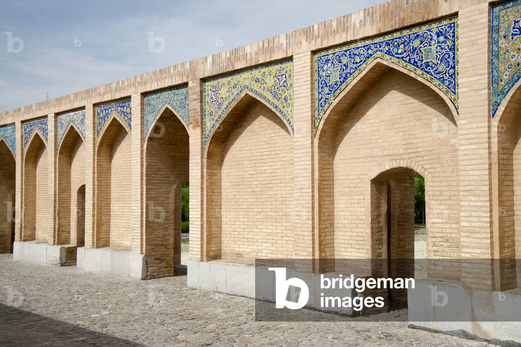 Khaju Bridge (the river Zayandeh is temporarily dry), Isfahan, Iran (photo)