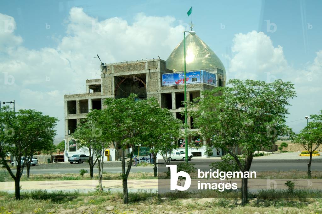 Landscape on the road between Kashan and Teheran, Iran (photo)
