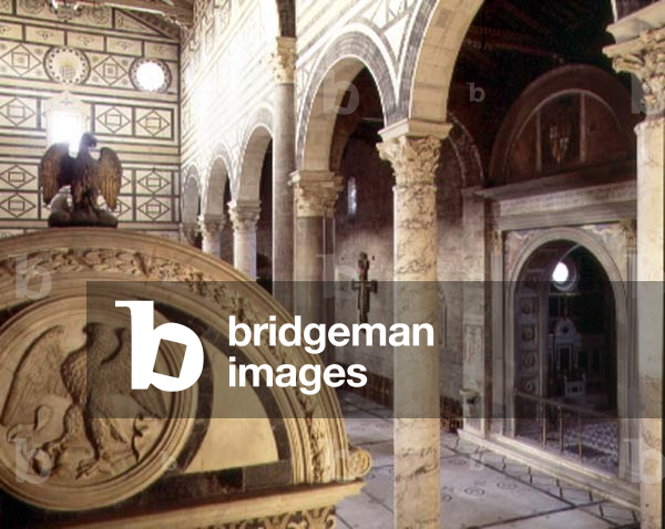 Interior view, detail of the Cappella del Crocifisso,designed by Michelozzo di Bartolommeo (1396-1472) (photo)