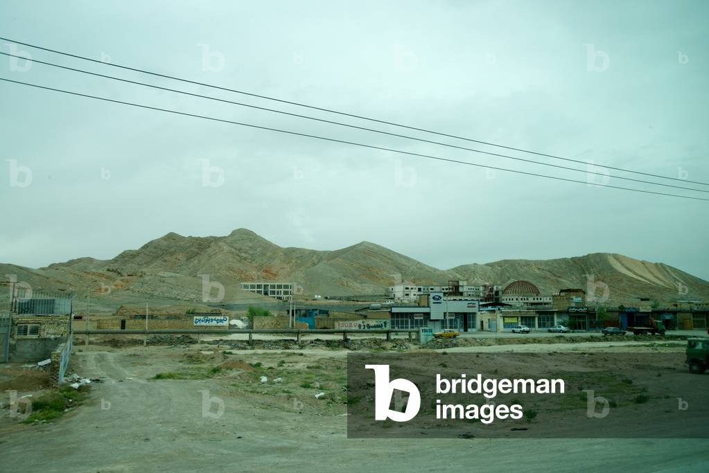 Landscape on the road between Na'in and Isfahan, Iran (photo)