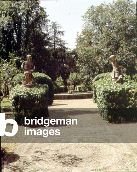 View of the gardens, detail of garden sculptures (photo)