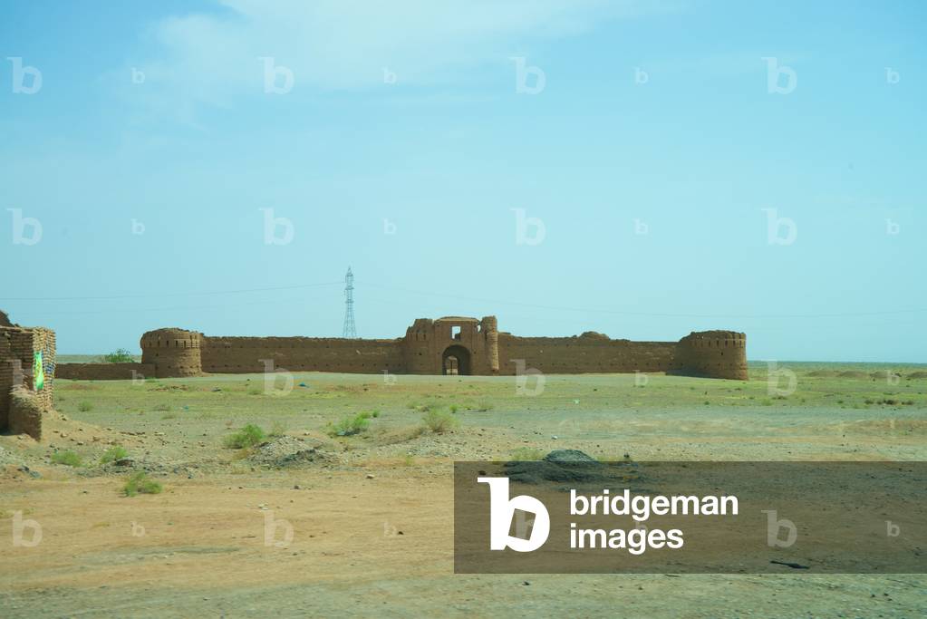 Landscape on the road between Ardekan and Na'in Caravanserai, Iran (photo)