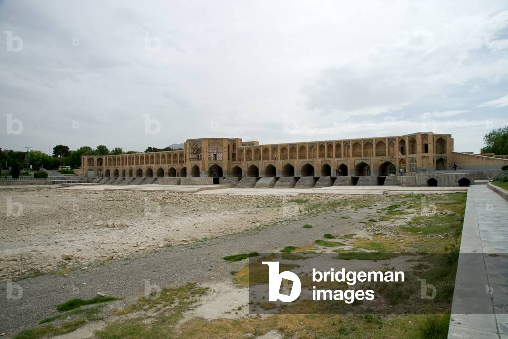 Khaju Bridge (the river Zayandeh is temporarily dry), Isfahan, Iran (photo)