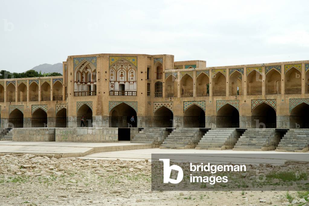 Khaju Bridge (the river Zayandeh is temporarily dry), Isfahan, Iran (photo)