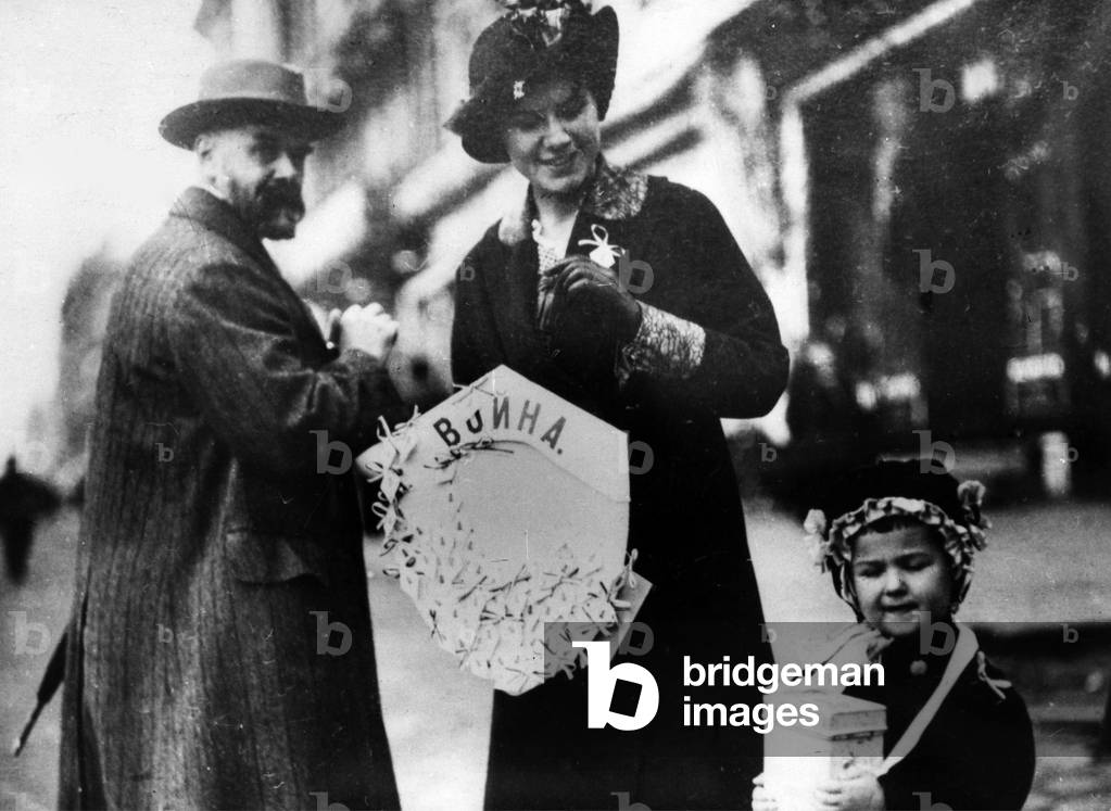Selling flags for the war effort, St. Petersburg, c.1914 (b/w photo)