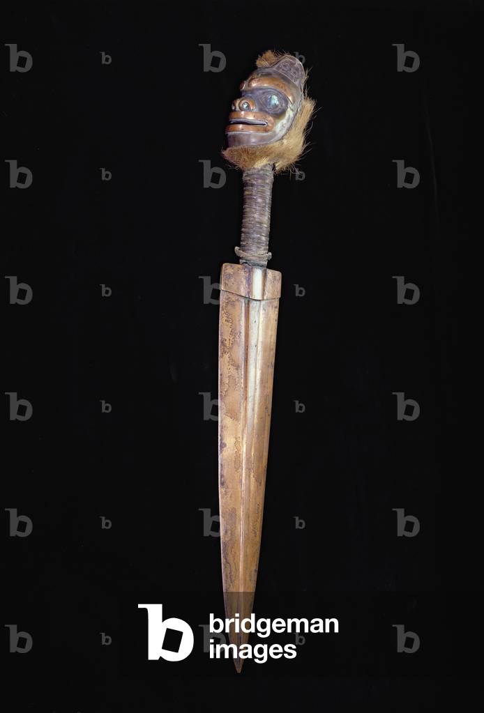 Tlingit Dolch mit Kupferklinge mit geschnitztem und eingelegtem Schaft, der einen mythischen Bären darstellt, 