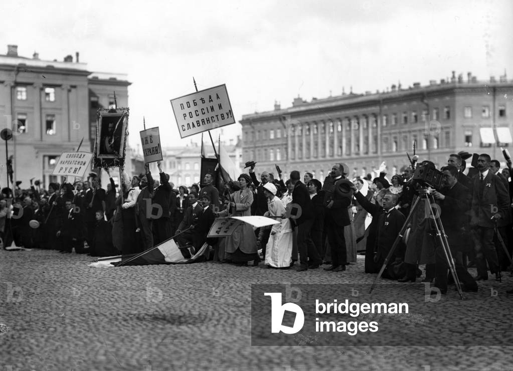 Demonstrations of patriotic fervour, Palace Square, St. Petersburg, upon the declaration of war in 1914 (b/w photo)