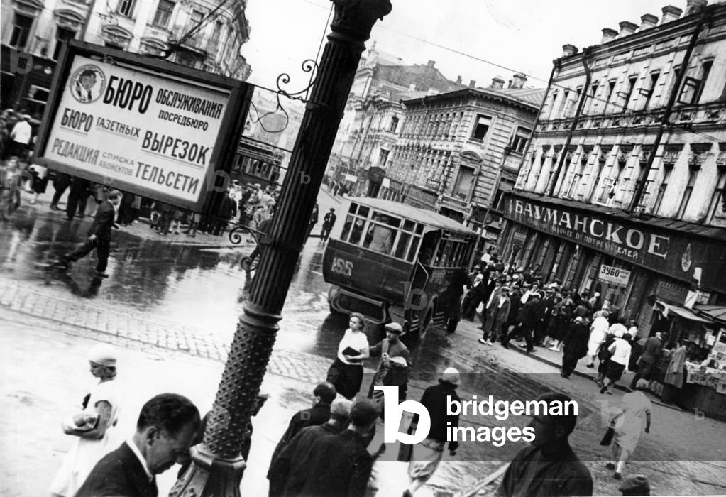 Street scene on the Square of the Miasnitskaia Gates, Moscow, 1931 (b/w photo)
