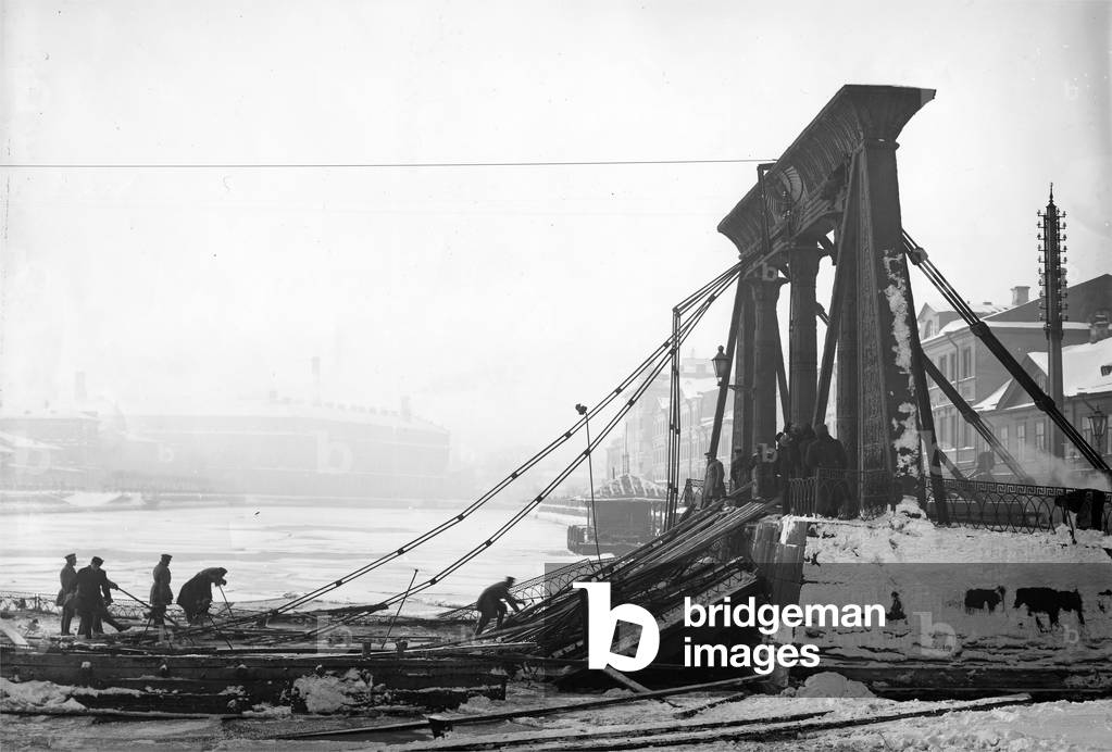 'Egyptian' chain bridge across the Fontanka Canal, St Petersburg, 1905 (b/w photo)