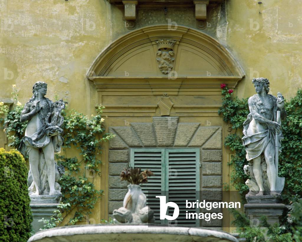 South facade of the Villa la Pietra (photo)