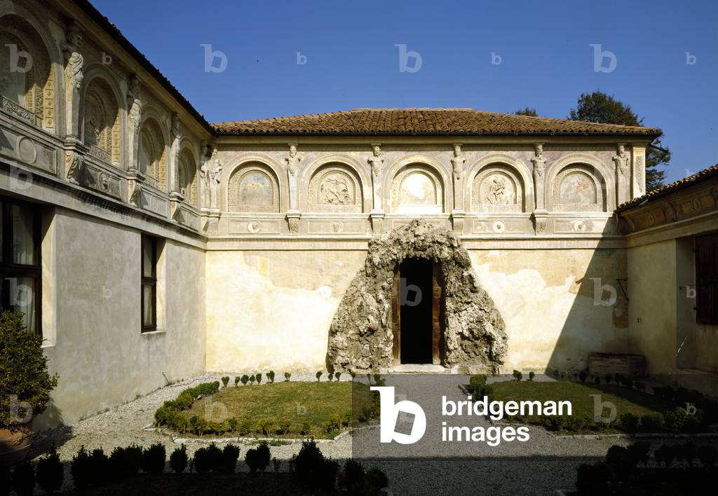 The Giardino Segreto, courtyard of the Appartamento Grotta designed by Giulio Romano (1499-1546), 1524-34 (photo)