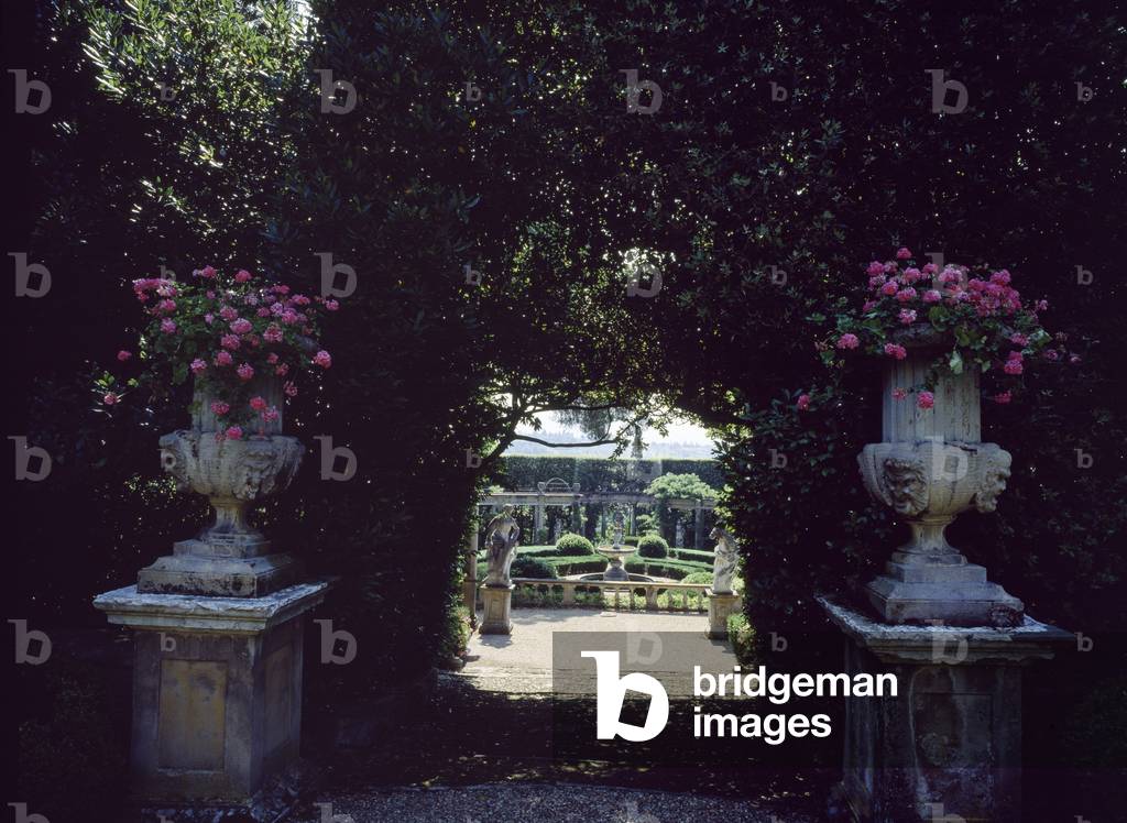 View of the garden of the Villa la Pietra (photo)
