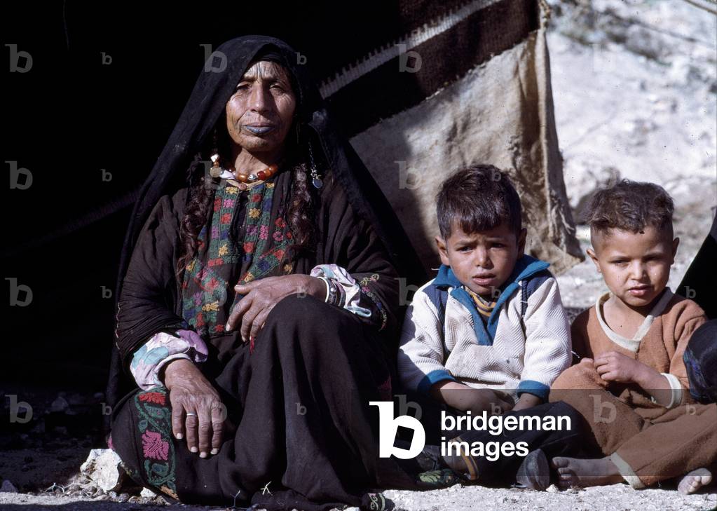 Bedouin woman with children, Judaean Desert (photo)