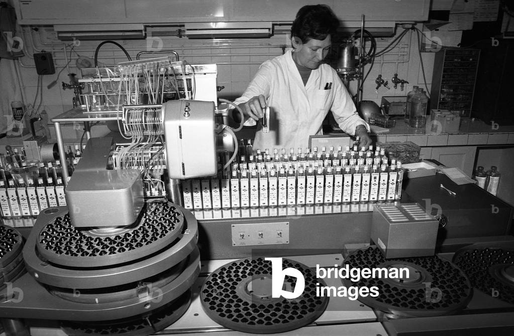 Etablissement francais du sang (EFS, french organism in charge of blood) october 1974 (b/w photo)