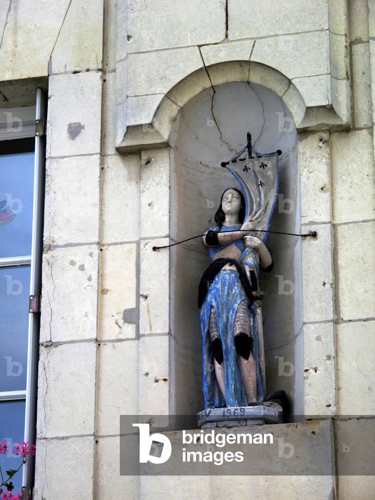 8946N Statue of Joan of Arc region of Chinon July 2009