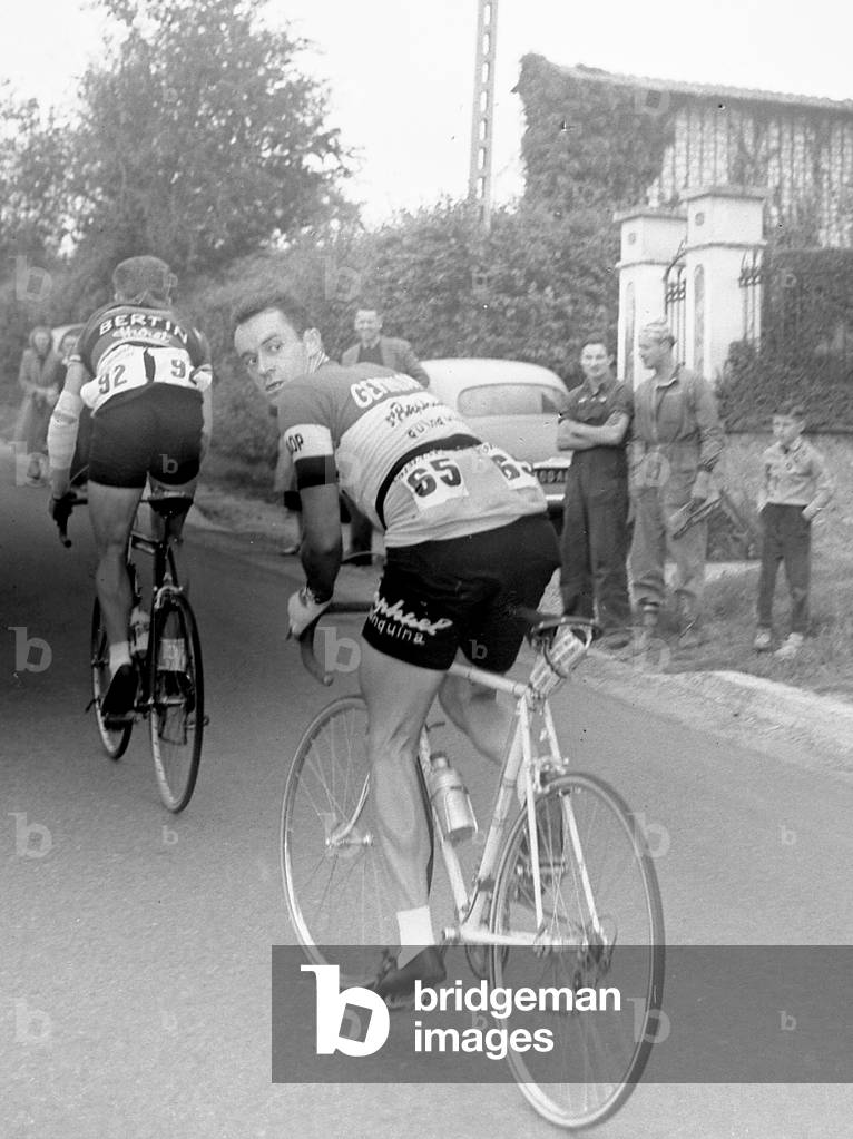 66/2108 the Buckles of the Seine cycling race 24 June 1956 with Louison Bobet Hassenforder etc Here Hassenforder cycling cycle bicycle