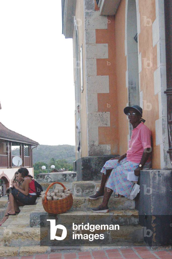 4514N- Martinique - fruit merchant in front of the church of the city of Trinit? _ - April 2007?