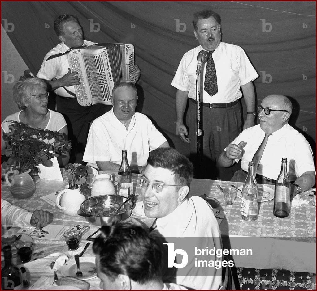 30/3-Benoit Frachon General Secretary of the CGT pushes the song at the closing dinner On the aperitif Maurice Thorez Jeannette Vermersch Jacques Duclos Congres of the PCF i Ivry in June 1959 (b/w photo)