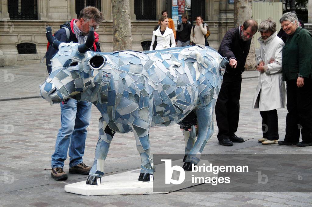 2594N The famous cows exhibited in the streets of Paris Here near the Hotel de Ville 20 May 2006