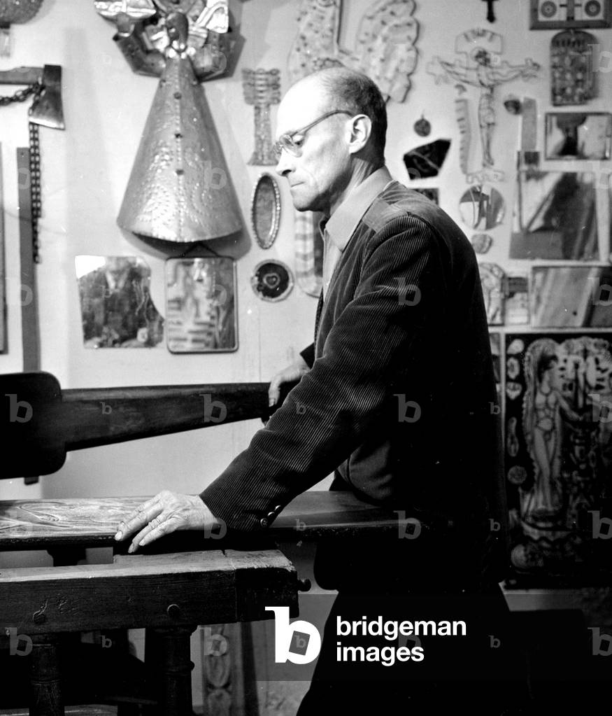 The engraver Jean Delpech in March 1967 in his workshop (b/w photo)