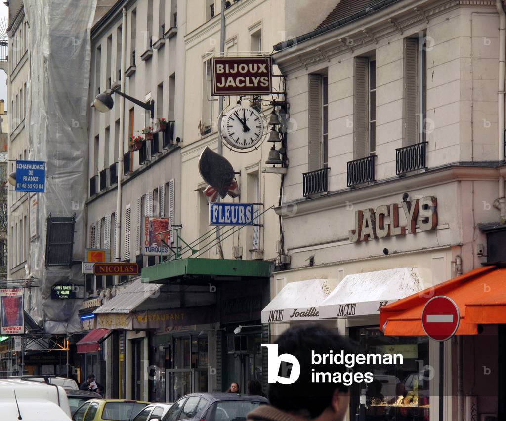7833N- There's still this kind of big pendulum. But they're scarce. Rue du Fg St Antoine i Paris 11th -