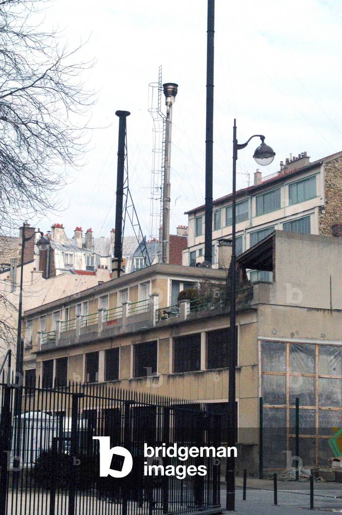 2306N- There are still factories in the middle of Paris and Pollution continues- Here in the 11th - March 2006