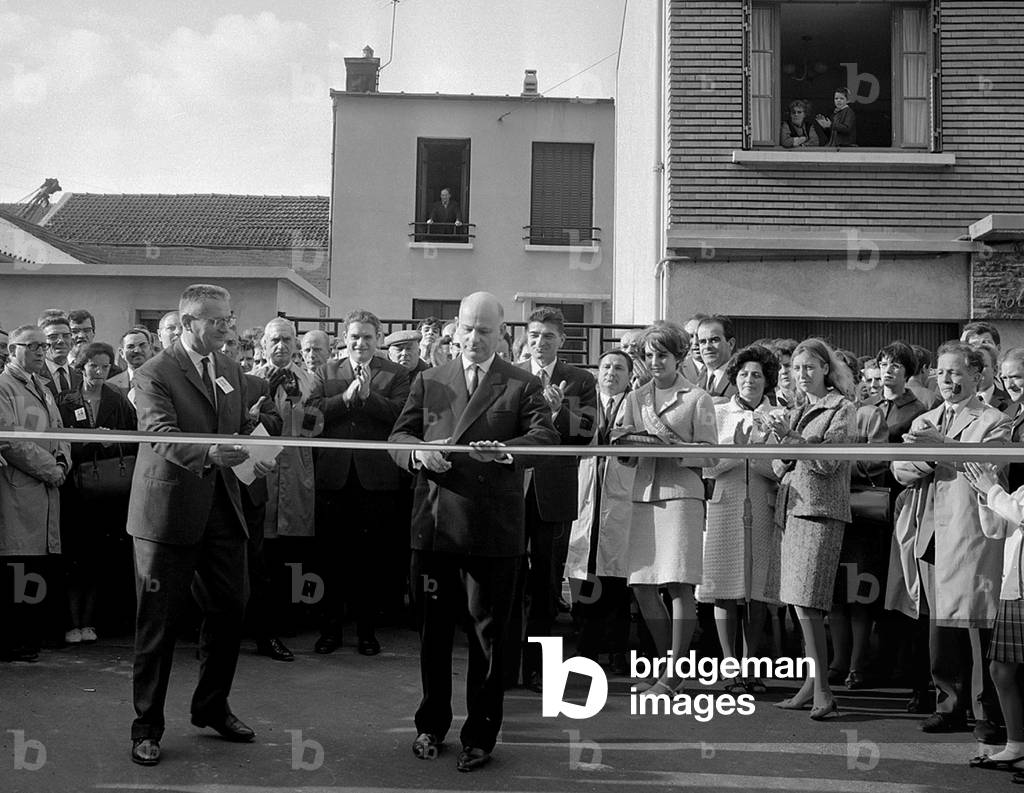 5425/C14 - Waldeck Rochet secr? _taire g? _n? _ral of the PCF cuts the tricolour ribbon to inaugurate a school group in the company of Leo Figu? re mayor. Malakoff - 16/10/1966 - on Robert Gerber and Guy Ducolon? _ and Georges Marchais?