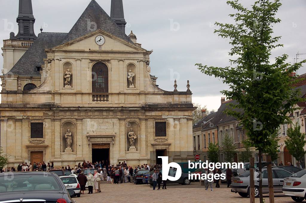 9534N City of Richelieu 37120 April 2010 on the grand square exit of mass