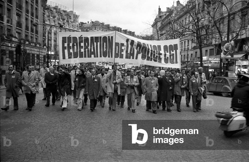 Demonstration in Paris on december 2, 1975 : police federation (b/w photo)