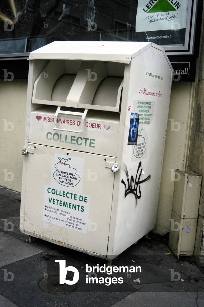 Boite de collecte de vetements Emmaus