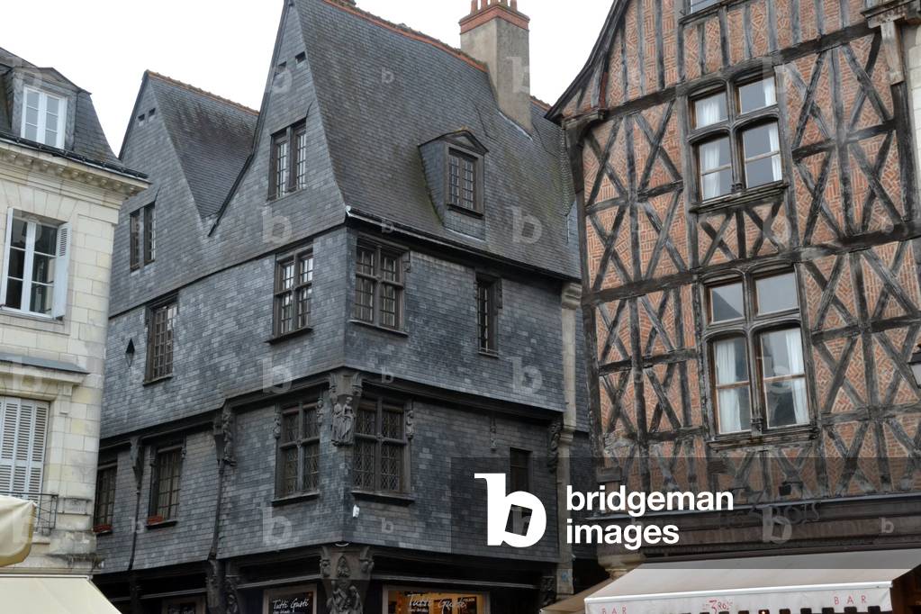 15813N On the edge of Place Plumereau a TOURS April 2015