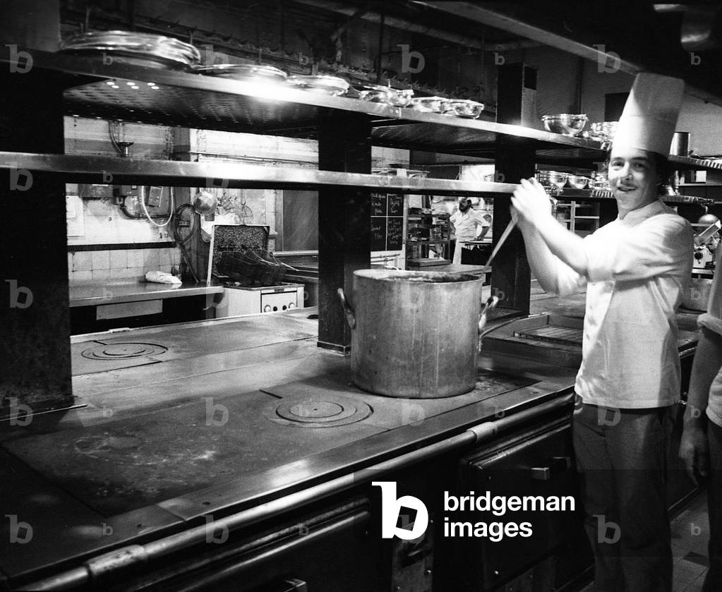 5899 13a WORKING CONDITION DURING THE heat wave 25 JUNE 1972 In the kitchen of a restaurant?? cook