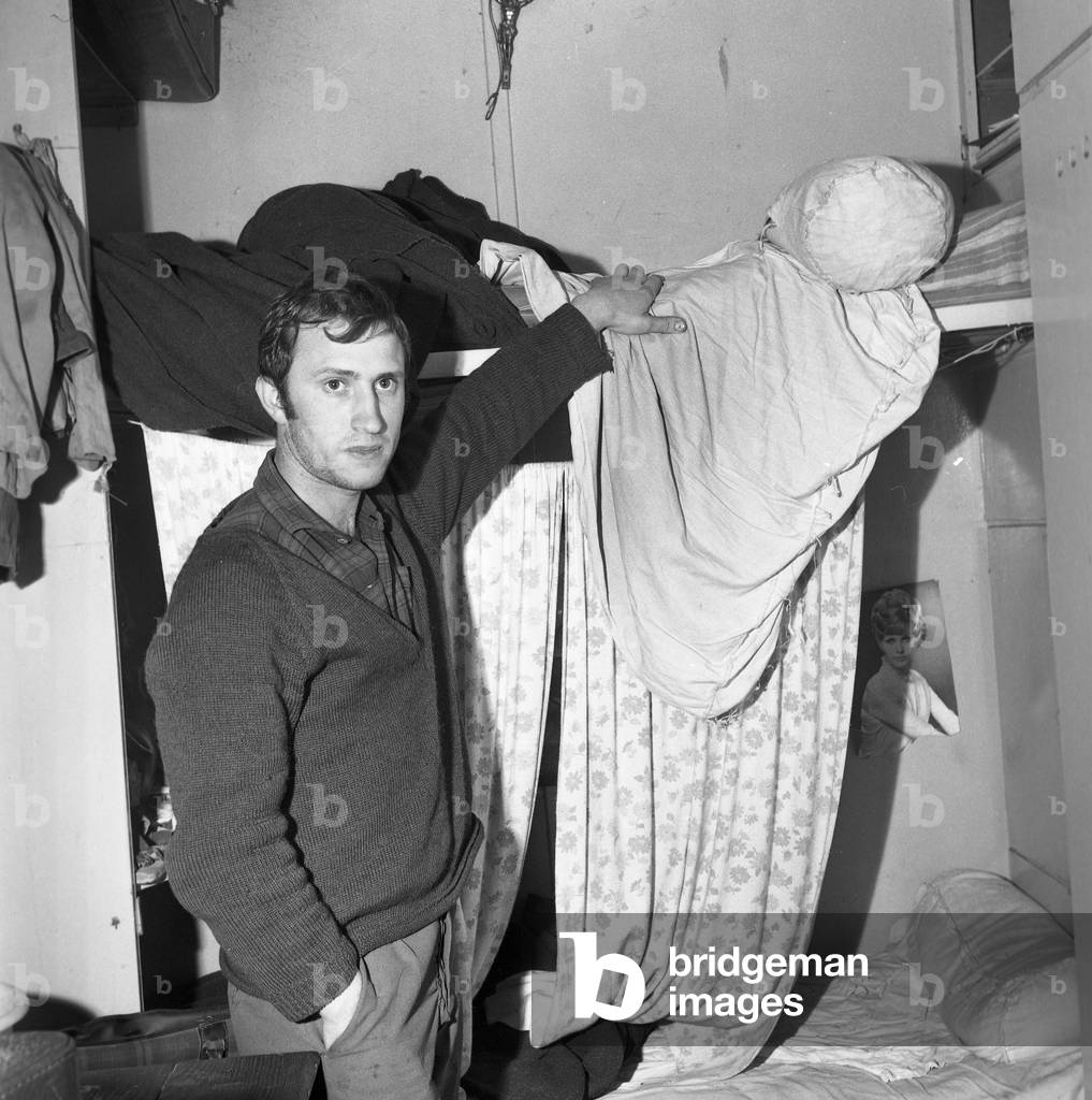 0981 2 THE BUILDING barracks for immigrant workers Paris Region 1971