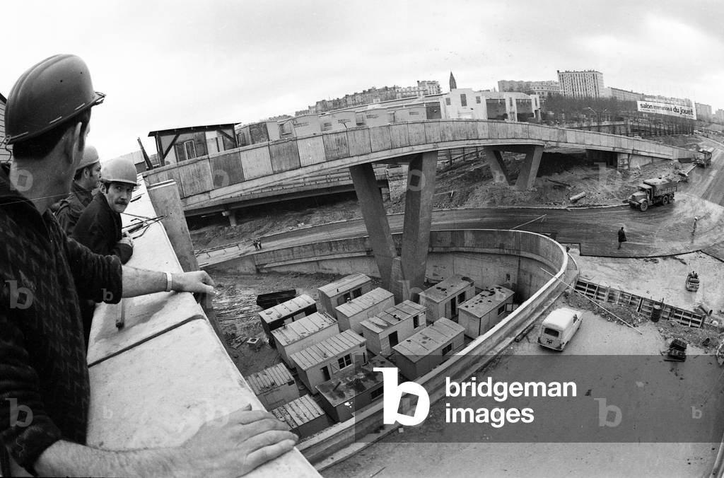 0990 12a THE BUILDING CONSTRUCTION OF A NODE motorway motorway Paris region 1971the workers live in the barracks below