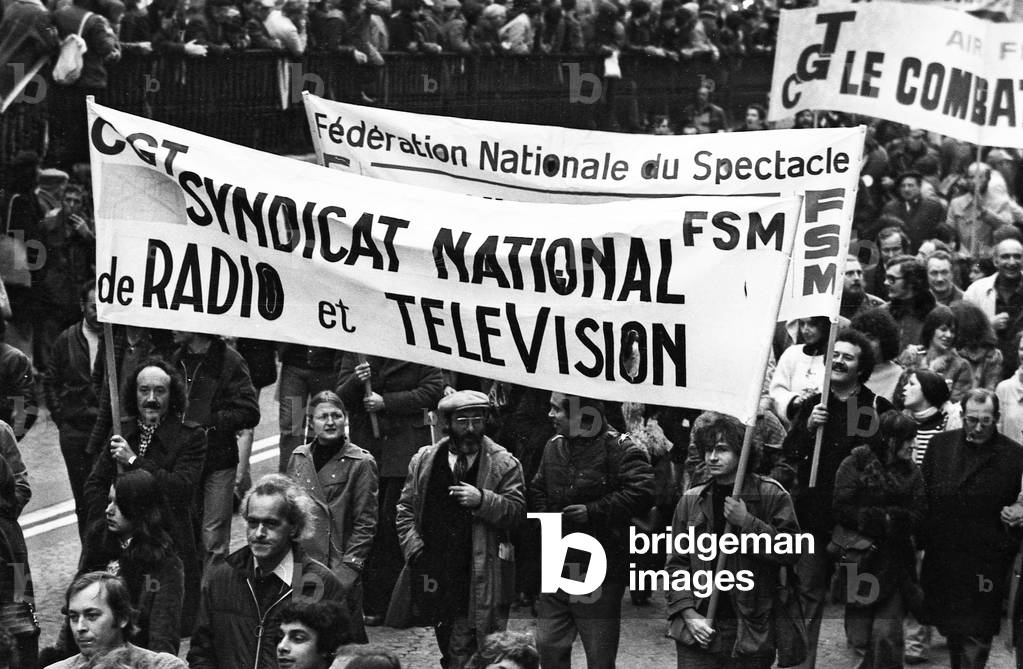 Demonstration in Paris on december 2, 1975 : trade unions of radio and television, federation of show business (b/w photo)
