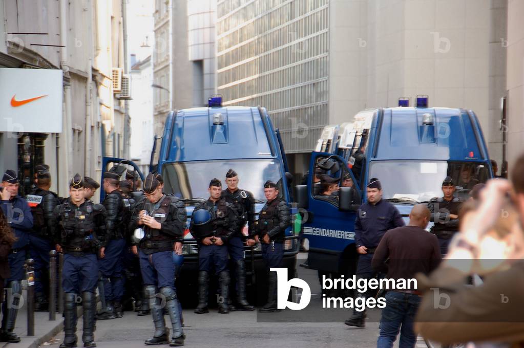 May 1st, 2009 at Paris CRS Compagnie Republicaine de Securite barrage de rue