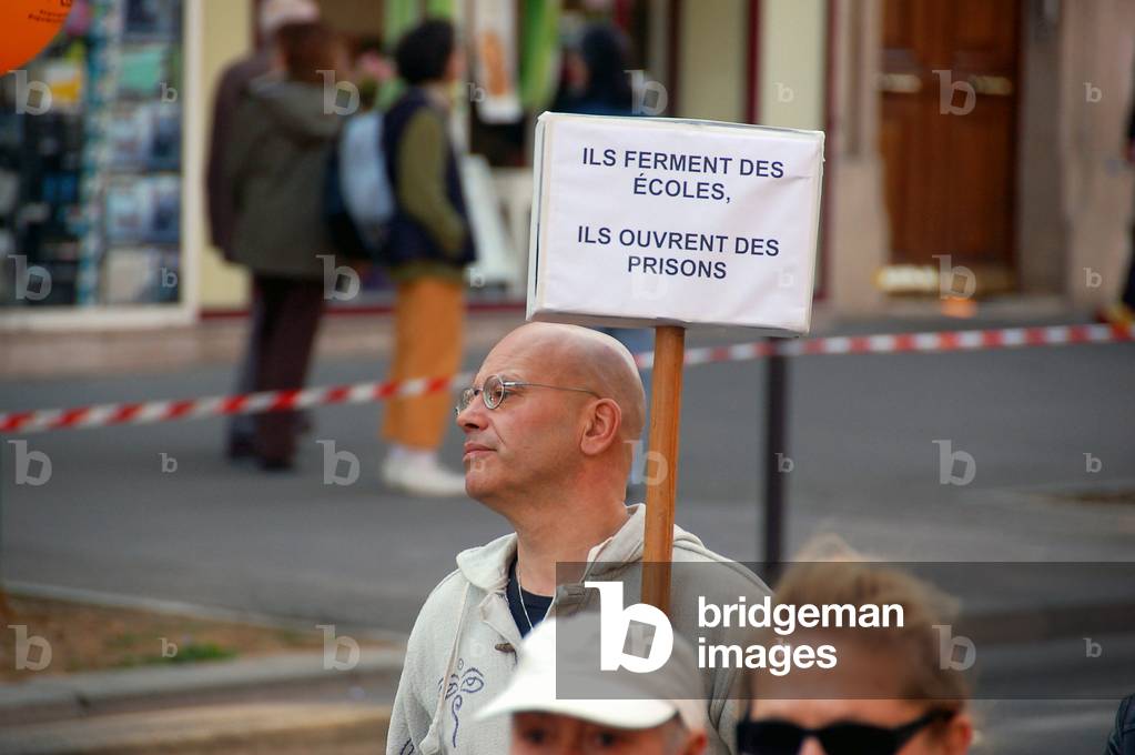 GREVE GENERAL Demonstration of March 19, 2009 in Paris they close schools they open prisons