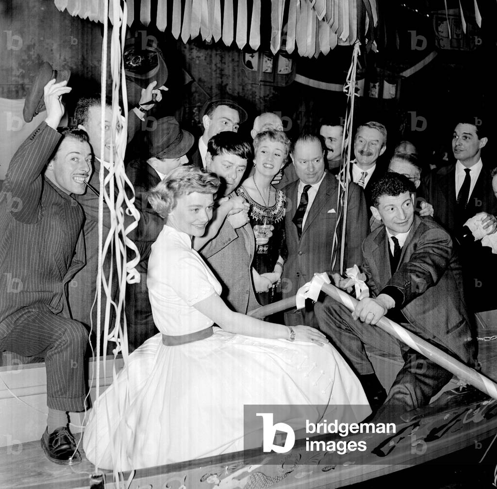 561/5156- Daniele Delorme and Yves Robert and the Brothers Jacques during a press Coktail at the Theatre de la porte St-Martin in Paris - January 15, 1957