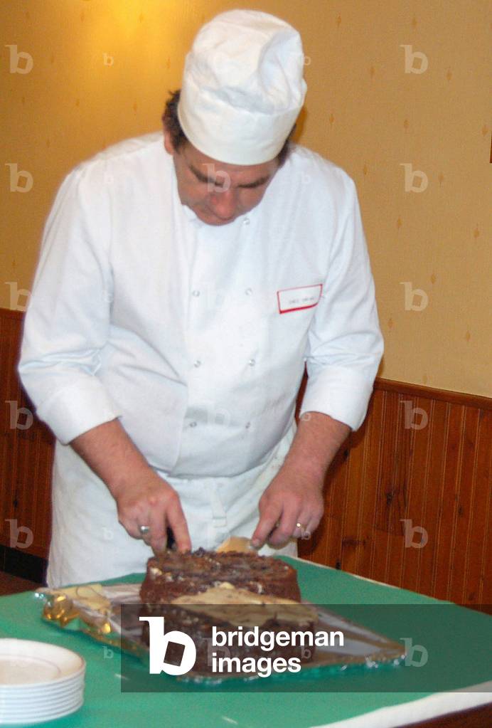 3960- Chef in headdress Braslou September 2006