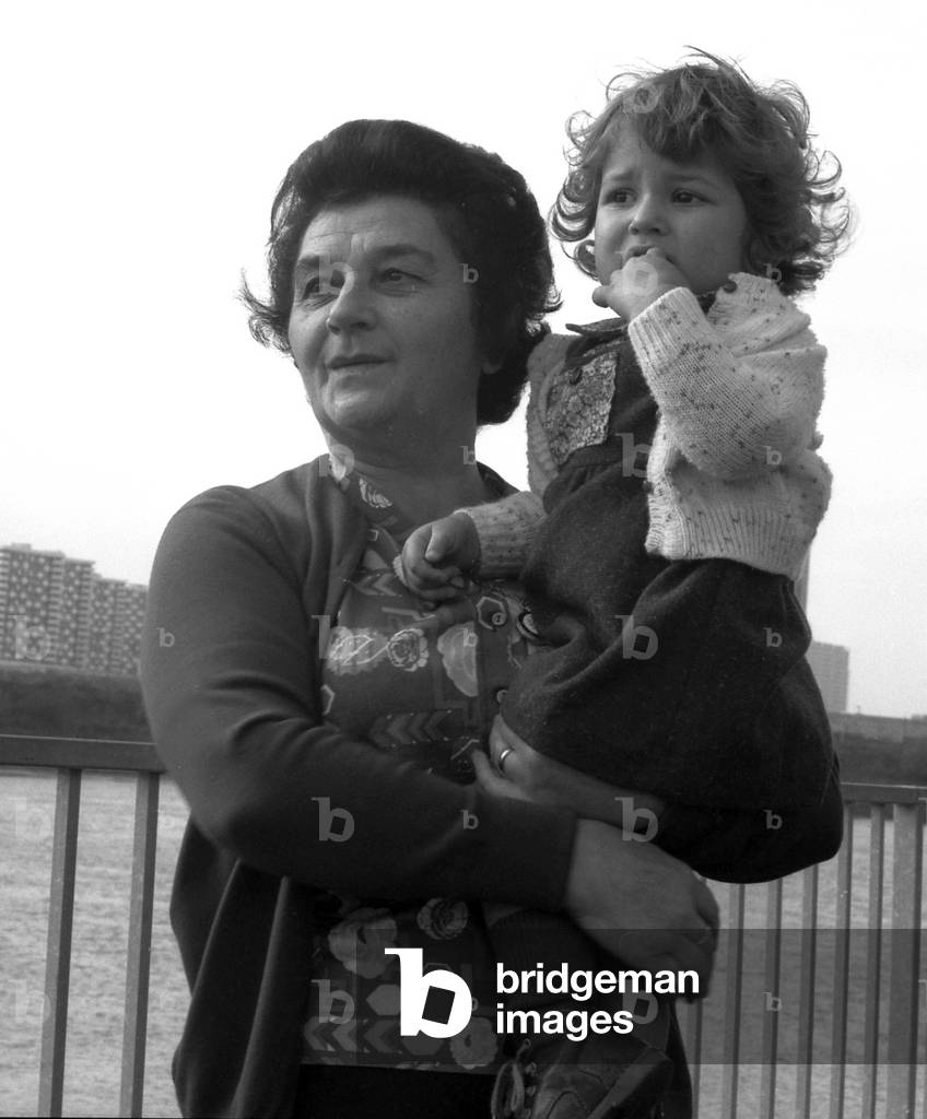 2665/3 day? An opening? re? Nantes - 22/10/1977-small walk with children on the Loire?