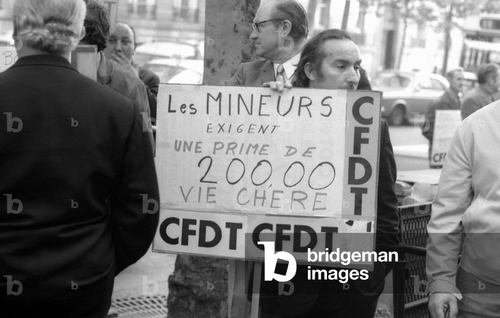 Demonstration of CGT CFDT miners in front of the coal mining headquarters