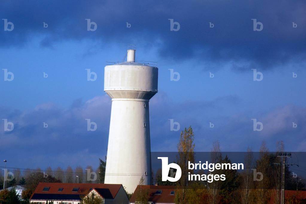 11339N Meung sur Loire Loir et Cher seen through the glass of the train Nov 2011 chateau d eau